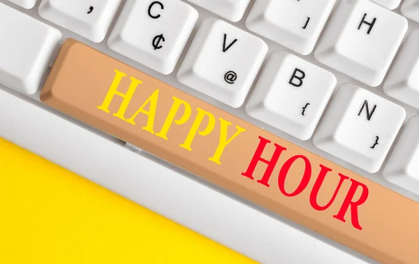 Konceptualny rękopis pokazujący Happy Hour. Business photo showcasing Spędzanie czasu na zajęciach, które sprawiają, że zrelaksować się na chwilę Biała klawiatura PC z papieru notatkowego nad białym tle. — Zdjęcie stockowe