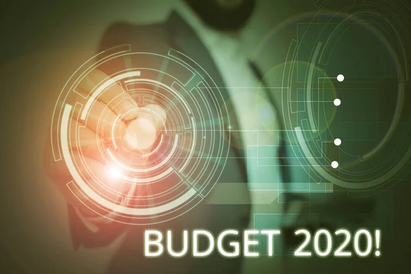 Schrijf notitie met budget 2020. Zakelijke fotopresentatie raming van baten en lasten voor volgend of huidig jaar mannelijke slijtage formele pak presentatie presenteren smartapparaat. — Stockfoto