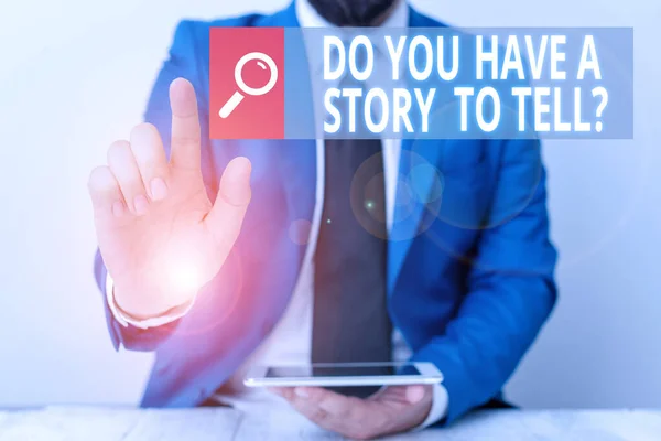 Piszę notatkę z "Do You Have a Story To Tell question". Biznes photo showcasing Storytelling Wspomnienia Opowieści Doświadczenia Biznesmen ze wskazującym palcem przed nim. — Zdjęcie stockowe