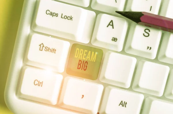 Slovo psaní textu Dream Big. Obchodní koncept pro To think of something high value that you want to achieve White pc keyboard with empty note paper above white background key copy space. — Stock fotografie