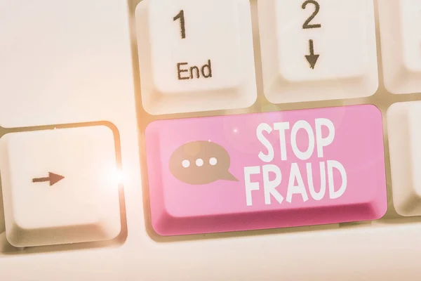 Escribiendo una nota que muestra Stop Fraud. Foto de negocios mostrando consejos de campaña que muestran a ver sus transacciones de dinero Teclado de PC blanco con papel de nota sobre el fondo blanco . — Foto de Stock