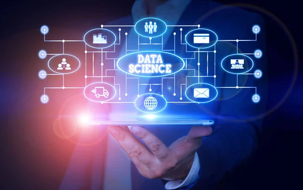 Escritura manual conceptual que muestra Data Science. Texto de la foto del negocio campo multidisciplinar que utiliza métodos científicos Traje formal masculino presentación dispositivo inteligente . —  Fotos de Stock