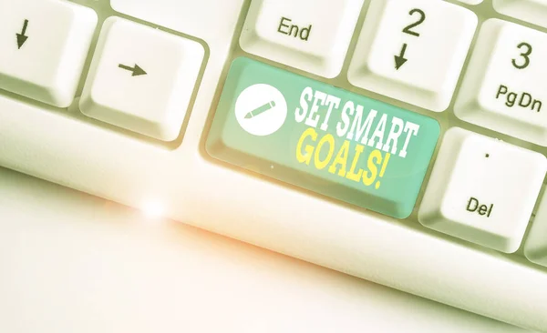 Handwriting text Set Smart Goals. Concept meaning list to clarify your ideas focus efforts use time wisely White pc keyboard with empty note paper above white background key copy space. — Stock Photo, Image