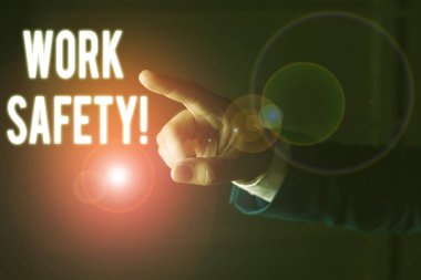 Kelime yazma metni İş Güvenliği. Çalışanların sağlığını sağlamak için uygulanan politika ve prosedürler için iş konsepti Parmakla işaret eden izole el. İş kavramı işaret parmağı.