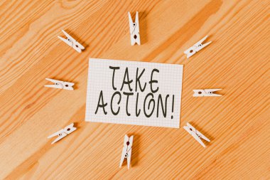 Eylem'i gösteren kavramsal el yazısı. İş fotoğraf metin bir şey resmi yapmak ya da sorun Renkli buruşturulmuş kağıtları ahşap zemin arka plan clothespin ile amaç elde etmek için uyumlu.