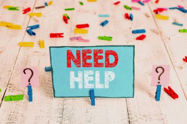 Kelime yazma metni Yardıma İhtiyacım var. İş konsepti, birisi baskı altındaysa ve durumu idare edemiyorsa tahta masaya raptiye ile karalanmış ve parçalanmış kağıtlar konur..