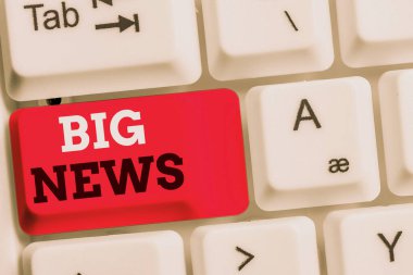 Büyük Haberler el yazısı. Kavrama derken, henüz kimsenin duymadığı eylemleri bilme anlamına geliyor Işınlayıcı gazetecisi Beyaz pc klavye üzerinde boş not kağıdı olan beyaz arkaplan anahtar boşluğu kopyalama alanı.