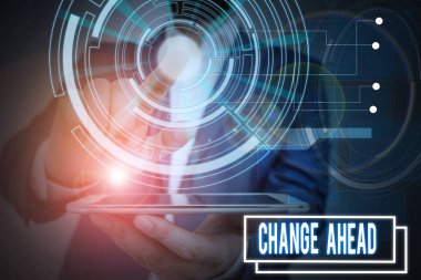 İleriyi Değiştir'i gösteren metin işareti. Kavramsal fotoğraf yapma eylemi veya farklı olma örneği veya Erkek insan akıllı cihaz kullanarak sunum sunan resmi iş elbisesi giymek.