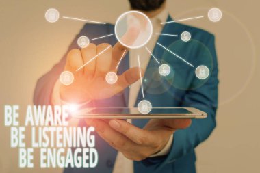 Kelime yazarken dikkatli olun, dinleyin, meşgul olun. Eylemlere veya konuşmacılara dikkat etmek için iş konsepti. Akıllı aygıt kullanılarak sunum yapan erkek insan resmi iş kıyafeti giyer..