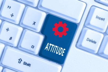 Kelime yazma metni tutumu. Beyaz arkaplan anahtar alanının üzerinde boş not kağıdı bulunan Kişilik Beyaz PC klavyesi hakkında yerleşik düşünme ya da hissetme konsepti.