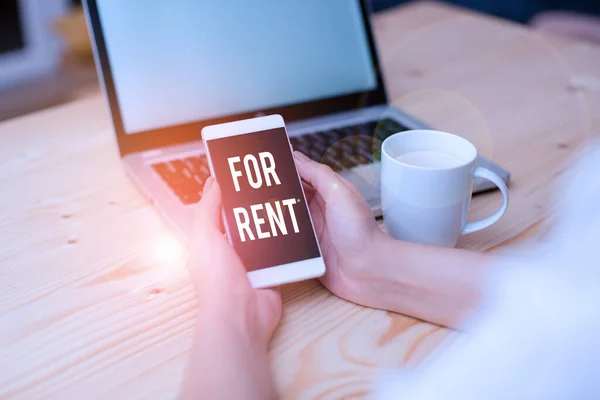 Escritura a mano de texto para alquiler. Concepto significado cuando usted hace la propiedad disponible para la compra temporal mujer portátil ordenador smartphone taza oficina suministros dispositivos tecnológicos . —  Fotos de Stock