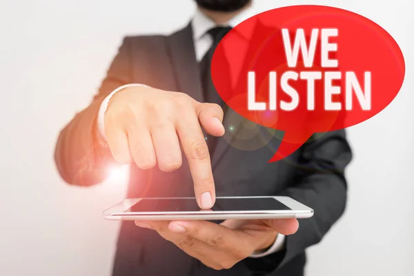 Texto de escrita de palavras We Listen. Conceito de negócio para Grupo de mostrar que está disposto a ouvir qualquer coisa que você quer dizer . — Fotografia de Stock