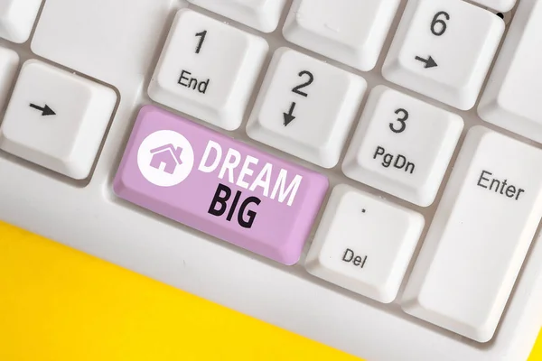 Slovo psaní textu Dream Big. Obchodní koncept pro To think of something high value that you want to achieve White pc keyboard with empty note paper above white background key copy space. — Stock fotografie