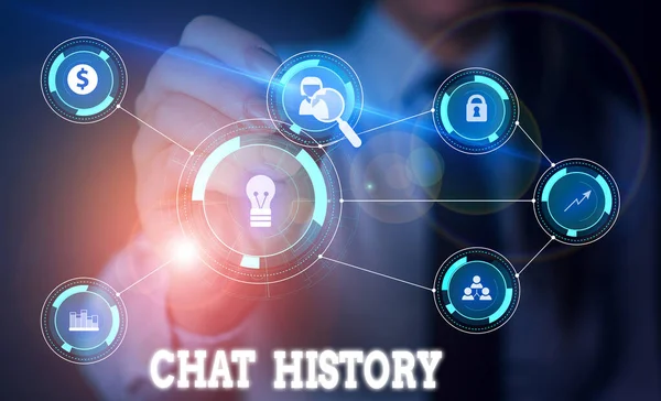 Zapisování textu do historie rozhovoru. Koncept znamená archiv přepisů z online chatu a instant messaging Žena nosit formální pracovní oblek prezentaci pomocí chytrého zařízení. — Stock fotografie