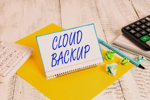 Manuscrito texto escrevendo Cloud Backup. Conceito significa permitir que os clientes acessem remotamente os serviços do provedor . — Fotografia de Stock