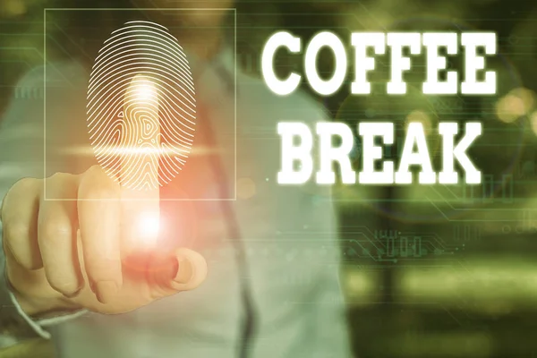 Konceptualny rękopis ukazujący przerwę na kawę. Biznesowe zdjęcie pokazujące krótki czas, gdy przestajesz pracować nad filiżanką kawy Kobieta nosić garnitur roboczy prezentujący prezentację inteligentne urządzenie. — Zdjęcie stockowe