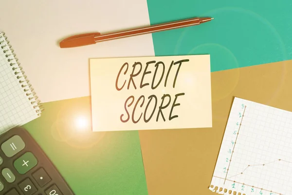 Χειρόγραφο κείμενο Credit Score. Έννοια που σημαίνει φερεγγυότητα ενός ατόμου με βάση τα πιστωτικά αρχεία Συσκευή γραφείου πολύχρωμο τετράγωνο γραφείο μελέτη προμήθειες άδειο αυτοκόλλητο χαρτί. — Φωτογραφία Αρχείου