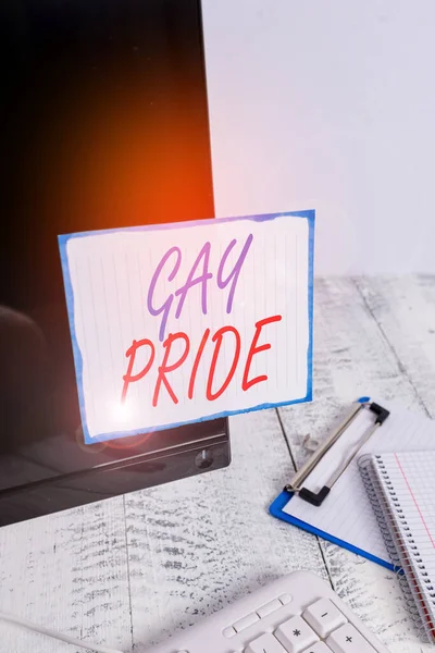 Escribiendo nota mostrando el Orgullo Gay. Foto de negocios mostrando Dignidad de un idividual que pertenece a un análisis o woanalysis Nota papel pegado a la pantalla del ordenador negro cerca del teclado y estacionario —  Fotos de Stock