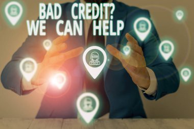 Yardımcı olabileceğimiz Kötü Kredi Sorusu 'nu gösteren kavramsal el yazısı. Yüksek riskli borçları olan bir iş fotoğrafı gösterici Finansal Erkek giyimi sunucu akıllı aygıt sunar.