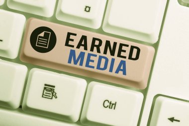 Kelime yazma metni Hak Edilen Medya. Reklam amaçlı iş konsepti, beyaz arkaplan anahtar alanının üzerindeki boş not kağıdıyla ödemeli White pc klavyesinden başka promosyon çabalarıyla kazanıldı.