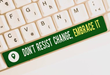 Don 't Direnç Değiştirme Kucaklaşması' nı gösteren metin işareti. Kavramsal fotoğraf değişikliklere açık ol. Beyaz arkaplan anahtar boşluğunun üzerinde boş not kağıdı olan pozitif pc klavyeyi dene..