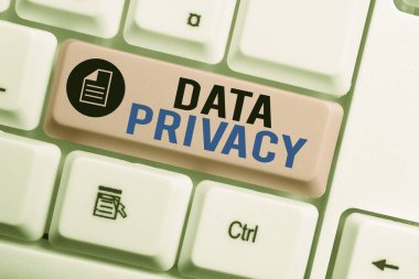 Kelime yazma Veri Gizliliği. Hassas verileri ilgili olmayan üçüncü şahıslardan korumak için beyaz arkaplan anahtar alanının üzerinde boş not kağıdı bulunan beyaz pc klavye kavramı.