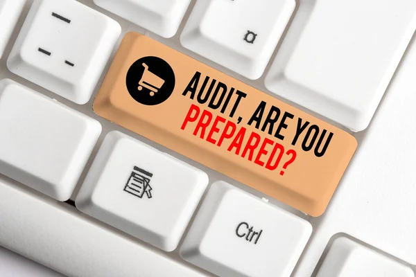 Tekstbord met Audit Are You Prepared Question. Conceptuele foto vraagt of hij klaar is om iets te doen Witte pc toetsenbord met lege nota papier boven witte achtergrond toets kopiëren ruimte. — Stockfoto