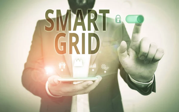 Palavra escrita texto Smart Grid. Conceito de negócio para inclui de medidas operacionais e energéticas, incluindo medidores de desgaste humano masculino terno de trabalho formal apresentando apresentação usando dispositivo inteligente . — Fotografia de Stock