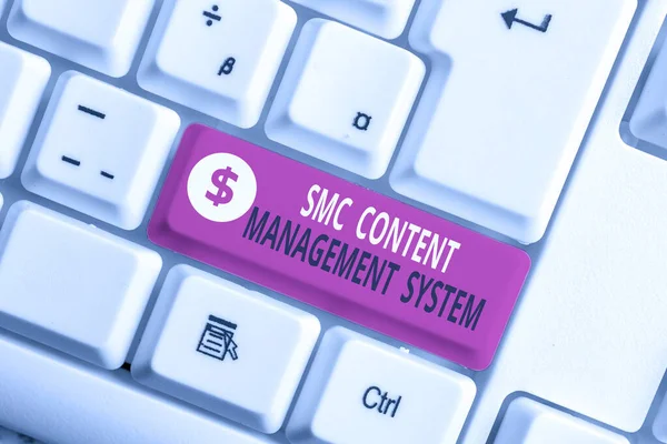 Schreibnotiz, die das smc Content Management System zeigt. Business-Foto präsentiert analysisgae Erstellung und Modifikation der Beiträge weiße PC-Tastatur mit Notizpapier über dem weißen Hintergrund. — Stockfoto