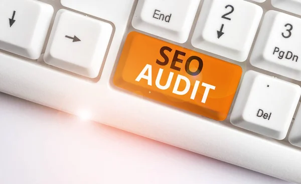 Skrivanteckning som visar Seo Audit. Affärsfoto visa upp sökmotor Optimering validera och verifiera processen Vit dator tangentbord med not papper ovanför den vita bakgrunden. — Stockfoto