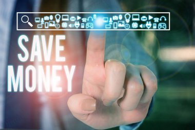 Tasarruf Parası 'nı gösteren kavramsal el yazısı. Bir süre sonra kullanmak için her ay nakit para depoladığınız iş fotoğrafı dükkanında kadınlar sunum akıllı aygıt sunan iş kıyafeti giyerler..