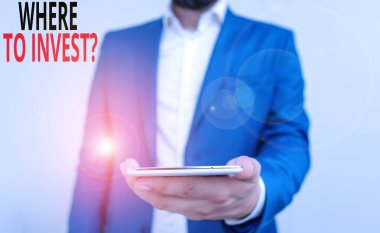 Kelime yazma metni Nerede Yatırım Soru. Nerede finansal düzenleri içine para koymak veya dokunmatik ekran lı cep telefonu tutan adam ile Hisse İş kavramı hakkında sormak için İş kavramı.