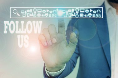 Takip Et 'i gösteren bir not yazıyorum. Bir şahıs veya grubu şirketine katılmaya davet etmek için iş fotoğrafı gösterme yasası. Erkek resmi iş elbisesi giyip sunum için akıllı aygıt sunar..