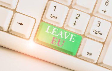 Avrupa Birliği'ni Terk'i gösteren metin işareti. Kavramsal fotoğraf Beyaz arka plan tuşu kopyalama alanı üzerinde boş not kağıdı ile Avrupa Beyaz pc klavyea ait bir ülkeyi terk etmek için bir gösteri eylemi.