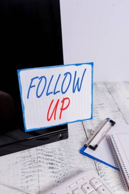 Follow Up 'ı gösteren bir not yazıyorum. Ek bilgi içeren iş fotoğrafı gösterimi ya da klavye ve durağanlık yakınlarındaki siyah bilgisayar ekranına bantlanmış ikinci derece Not kağıdı kontrol edilmesi gereken herhangi bir etkinlik.
