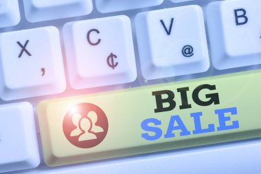 Kelime yazma metni Big Sale. Ürünleri yüksek indirime koymak için iş konsepti Büyük fiyat Beyaz PC klavyesi beyaz arkaplan anahtar alanının üzerinde boş not kağıdı ile.