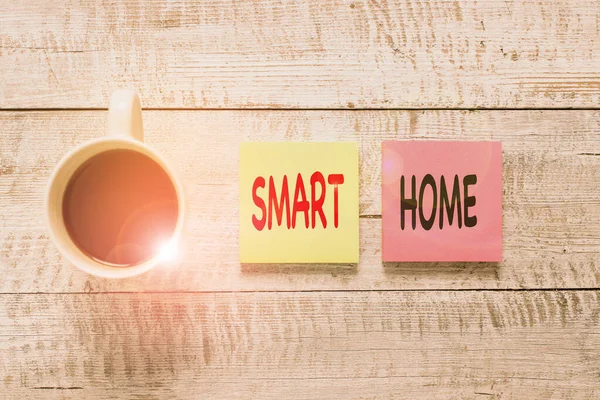 Escritura de texto a mano Smart Home. Concepto que significa sistema de automatización control de iluminación sistemas de entretenimiento climático Estacionario colocado junto a una taza de café negro sobre la mesa de madera . —  Fotos de Stock