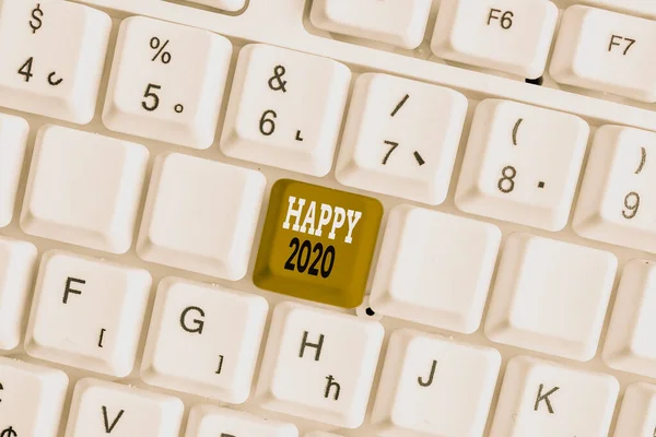 Tekst pisania słów Happy 2020. Koncepcja biznesowa na czas lub dzień, w którym nowy rok kalendarzowy zaczyna się od teraz Biała klawiatura PC z pustym papierem notatkowym powyżej białego klawisza tła miejsca kopiowania. — Zdjęcie stockowe