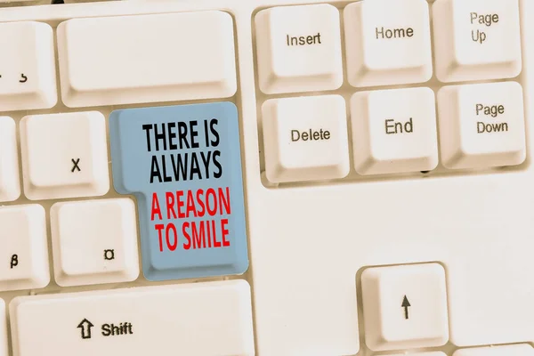 Textový rukopis Vždy je důvod k úsměvu. Koncept význam Pozitivní myšlení dobrý postoj energie Bílá PC klávesnice s prázdným poznámkovým papírem nad bílým pozadí klíč kopírovat prostor. — Stock fotografie