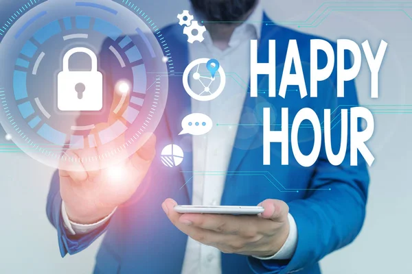 Texto de escritura de palabras Happy Hour. Concepto de negocio para pasar el tiempo para las actividades que le hace relajarse por un tiempo Traje de trabajo formal de desgaste humano masculino que presenta la presentación utilizando un dispositivo inteligente . — Foto de Stock