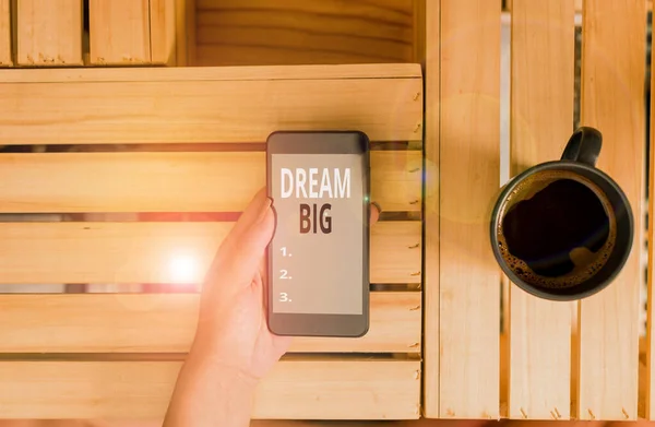 Texte manuscrit Dream Big. Signification du concept Pour penser à quelque chose de haute valeur que vous voulez réaliser femme ordinateur smartphone boisson tasse fournitures de bureau appareils technologiques . — Photo