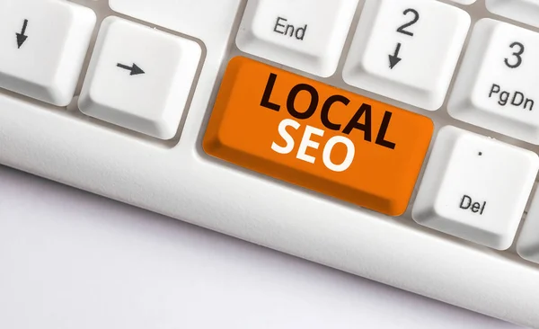 Note d'écriture montrant Local Seo. Photo d'affaires mettant en valeur C'est un moyen efficace de commercialiser votre entreprise en ligne Clavier pc blanc avec papier de note au-dessus du fond blanc . — Photo