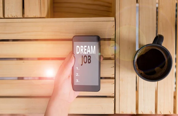 Написання тексту Dream Job. Концепція означає акт, який платить за зарплату і дає вам щастя жінці комп'ютерний смартфон пити кухоль канцелярські товари технологічні пристрої . — стокове фото