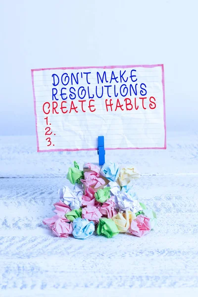 Conceptueel handschrift met Don T Make Resolutions Create Habits. Zakelijke foto tekst Routine voor dagelijks te bereiken doelen Herinnering stapel gekleurde verfrommeld papier wasknijper houten ruimte. — Stockfoto