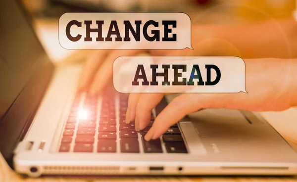 Escrevendo uma nota mostrando Change Ahead. Foto de negócios mostrando o ato ou instância de fazer ou se tornar diferente ou mulher com laptop smartphone e tecnologia de materiais de escritório . — Fotografia de Stock