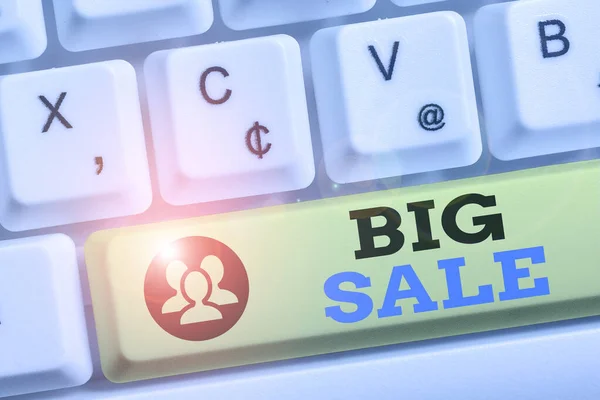 Текст написання слів Big Sale. Бізнес-концепція покладання продуктів на високу знижку Велика ціна Чорна п'ятниця Біла клавіатура ПК з порожнім папером нотатки над білим фоновим ключем копіювання простору . — стокове фото