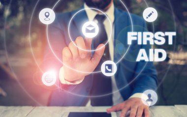 İlk Yardım 'ı gösteren mesaj işareti. Tıbbi eğitime gerek duymayan küçük kesikleri iyileştirme pratiği..