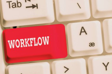 El yazısı metni çalışma akışı. Beyaz arkaplan anahtar boşluğunun üzerinde boş not kağıdı bulunan bir ofis veya işveren White pc klavyesine belirli bir görevin devamlılığı kavramını tanımla.
