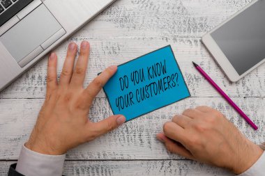 Müşterilerinizi Tanıyın Sorusu'nun sorulacağını gösteren kavramsal el yazısı. Müşteriler hakkında harika bir geçmişe sahip iş fotoğrafı metni.