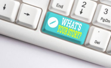 El yazısı metin Ne S Your Story Soru. Kavramı onun geçmiş yaşam eylemleri kariyer veya olaylar beyaz arka plan anahtar kopya üzerinde boş not kağıdı ile beyaz pc klavye hakkında gösteren soran anlamı